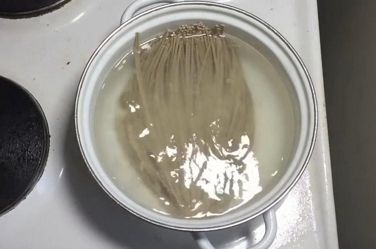 Per cuinar els fideus, bulliu els fideus