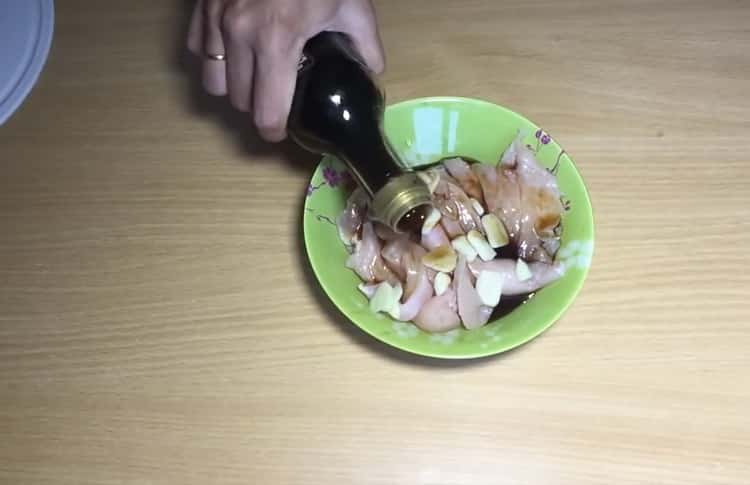 Barregeu els ingredients per fer els fideus.