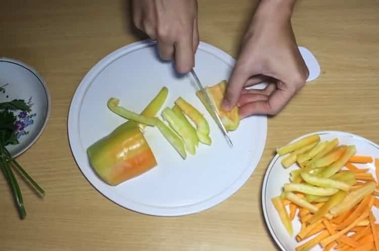 Per coure els fideus, picar el pebre