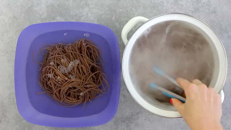 Para hacer fideos de trigo sarraceno con verduras, ponga los fideos en una sartén