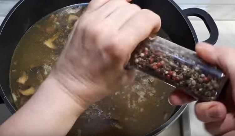 Sare, piper primul fel de mâncare.