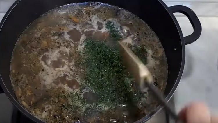 Aproape la sfârșitul preparatului, adăugați verdeață tocată.
