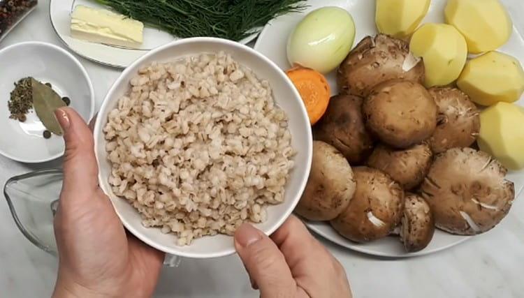 Fierbeți orzul în avans.