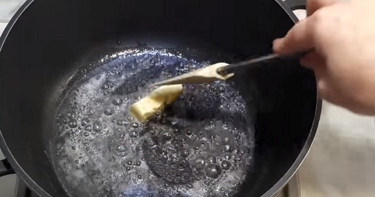 Topiți untul într-o tocană.