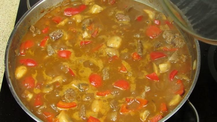 Adăugați condimente pentru a face clătite de cartofi