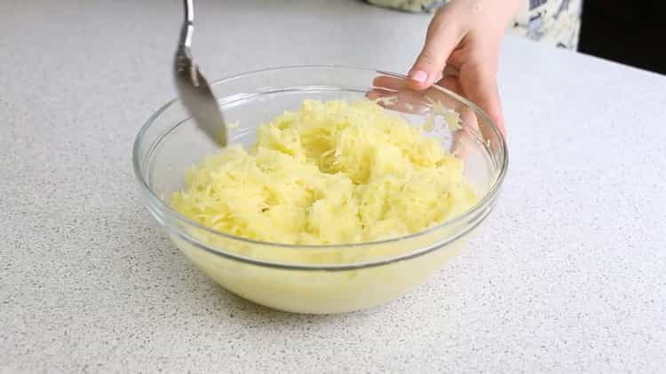 Pentru clătitele cu cartofi, se răstoarnă cartofii