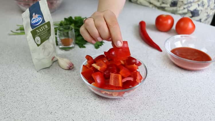 Pentru a face clătite de cartofi, toacă ardeiul