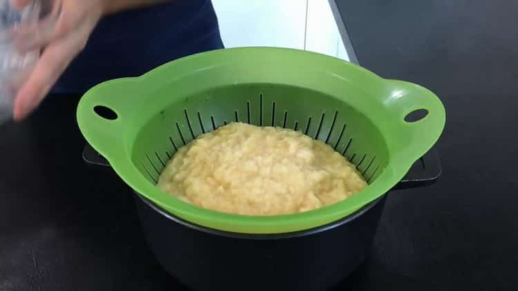 Pregătiți ingrediente pentru clătitele de cartofi