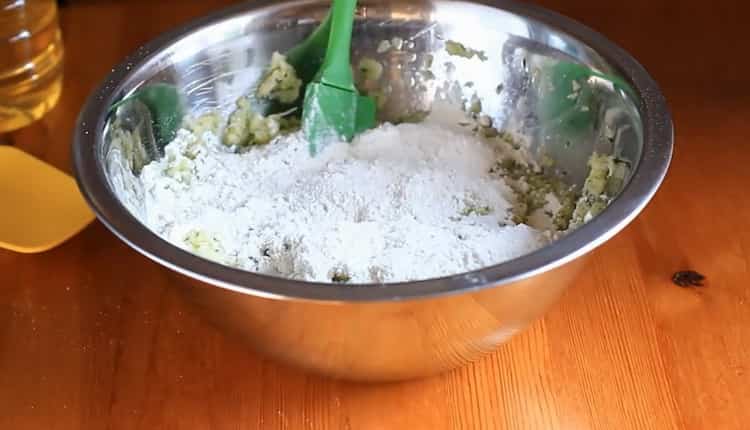 Amestecă ingredientele pentru clătitele de cartofi