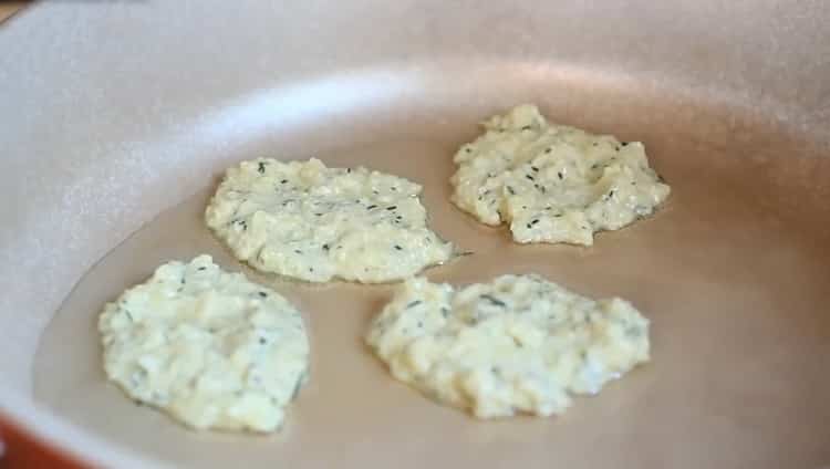 Pentru a face clătite de cartofi, preîncălziți tigaia