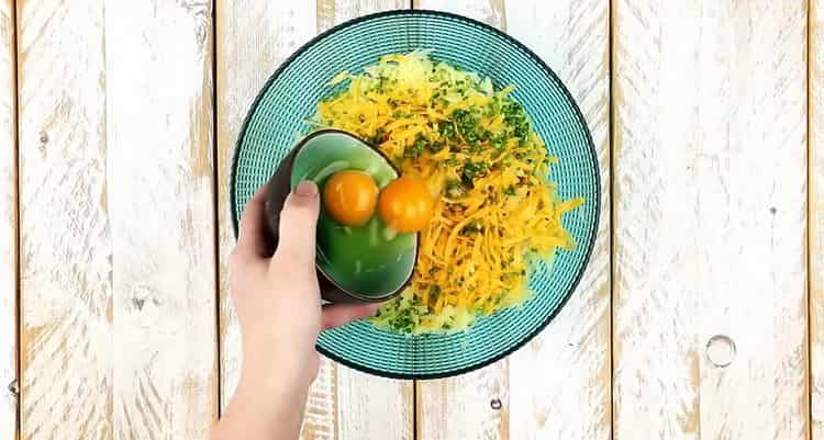 Agregue huevos para hacer panqueques de papa