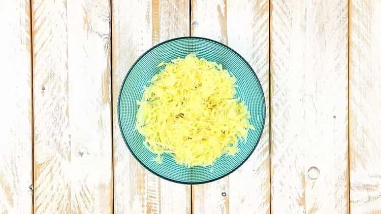 Prepara ingredientes para panqueques de papa