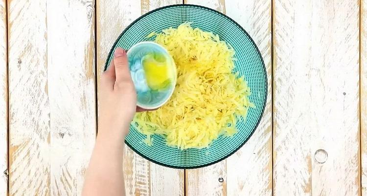 Derretir la mantequilla para hacer panqueques de papa