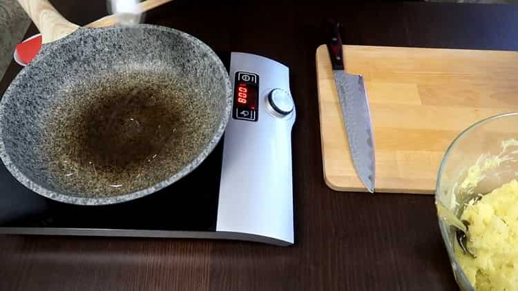 Pentru a găti clătite de cartofi, preîncălziți tigaia