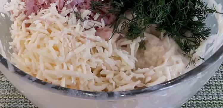 Смесете съставките за картофени палачинки