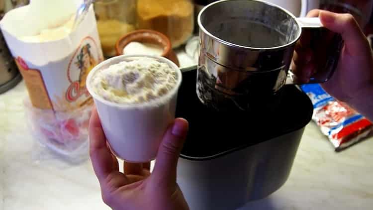 Mehl sieben, um Teig zu machen