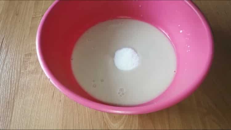 se amestecă aluatul de drojdie