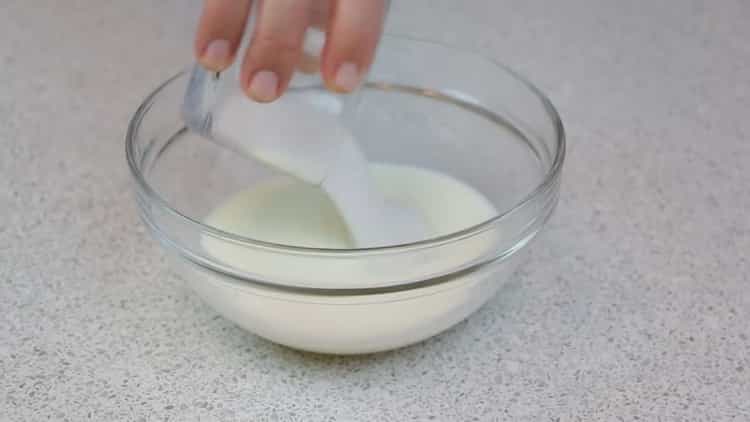 Pregătiți ingredientele pentru aluat.