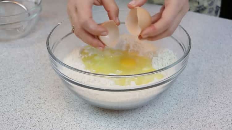 Amestecă ingredientele pentru a face aluatul.