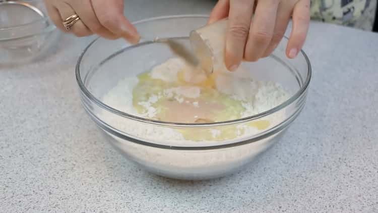 Adăugați drojdia pentru a face aluatul.