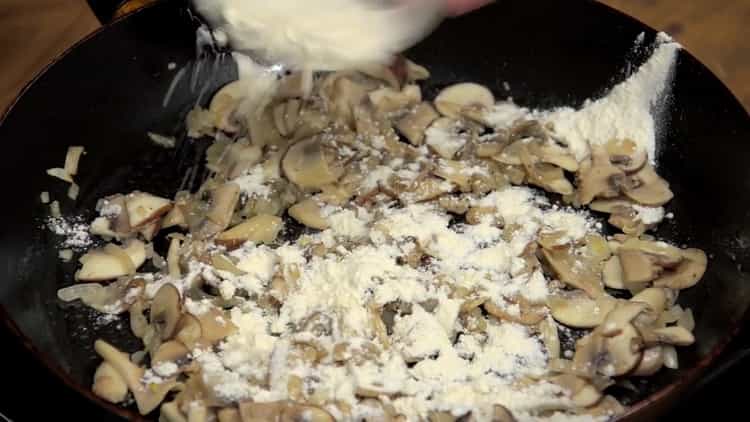 Poseu els ingredients en un bol per fer juliana