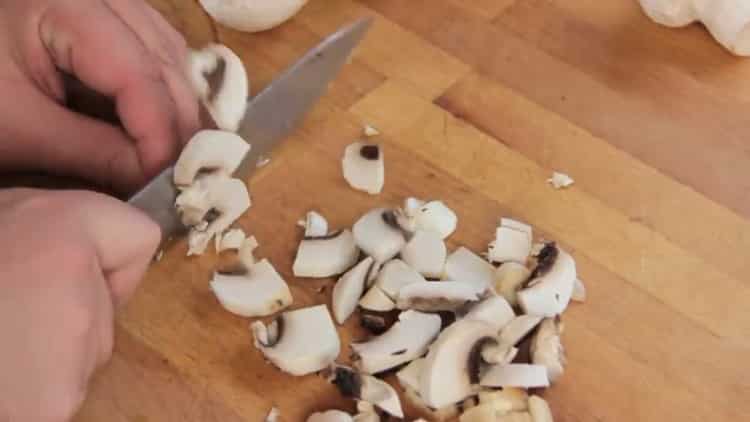 Per fer juliana, piqueu la ceba