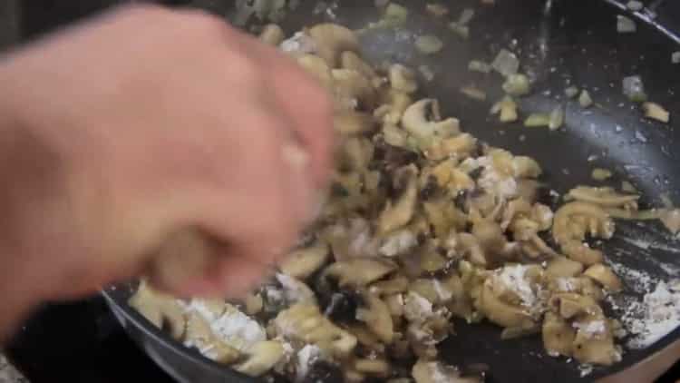 Tamisar la farina per fer juliana