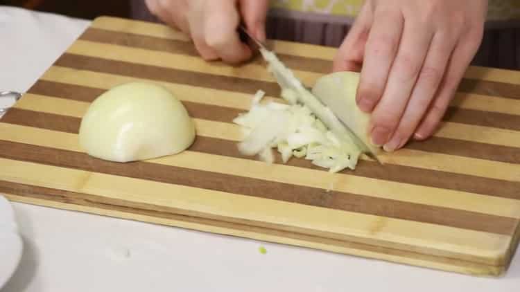 Para cocinar, pica la cebolla