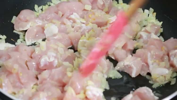 Para cocinar, freír los ingredientes.