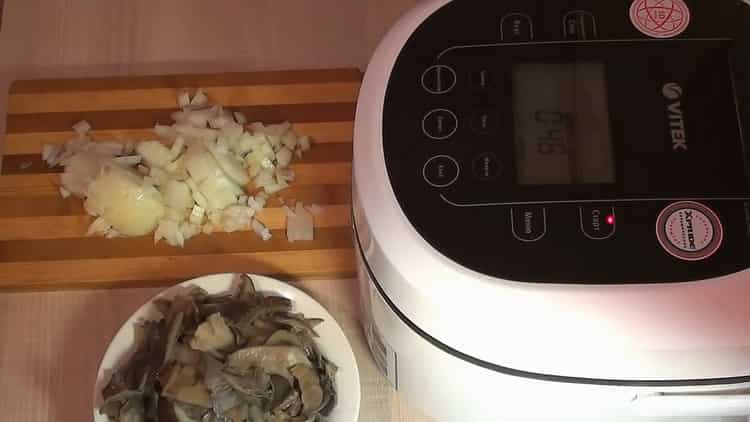 För att göra julienne, hugg löken