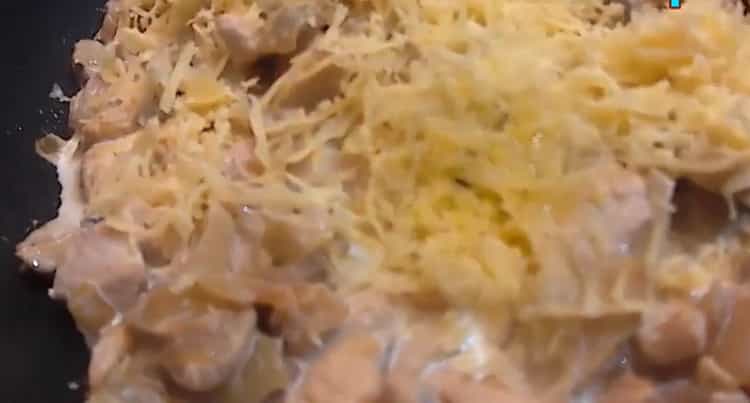 Сложете сиренето, за да направите жулиен