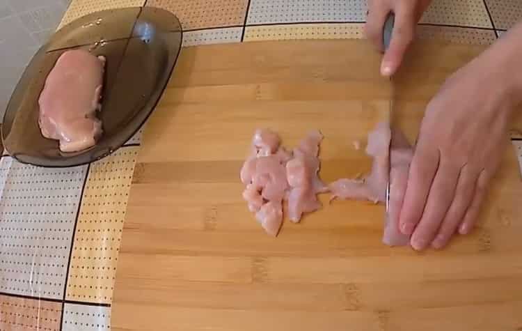 Para hacer trigo sarraceno, picar la carne