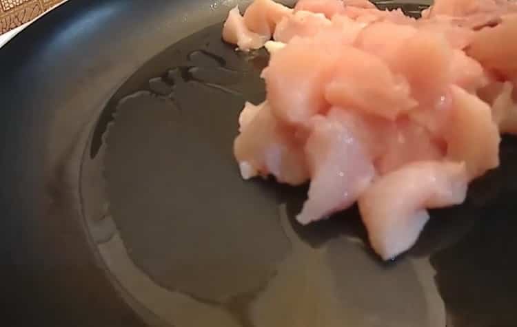 Натрошете пилешко месо, за да направите жулиен