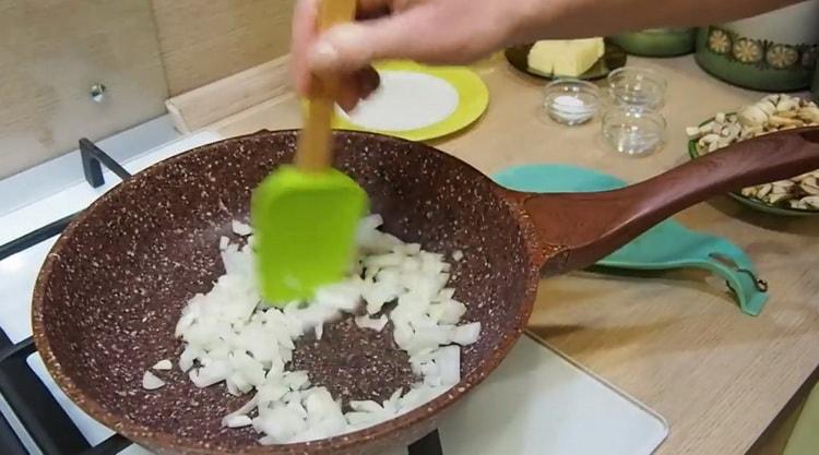 За да сготвите юлиена, запържете лука