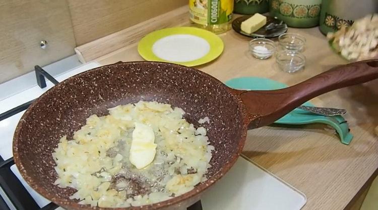 За да направите julienne, добавете масло към лука