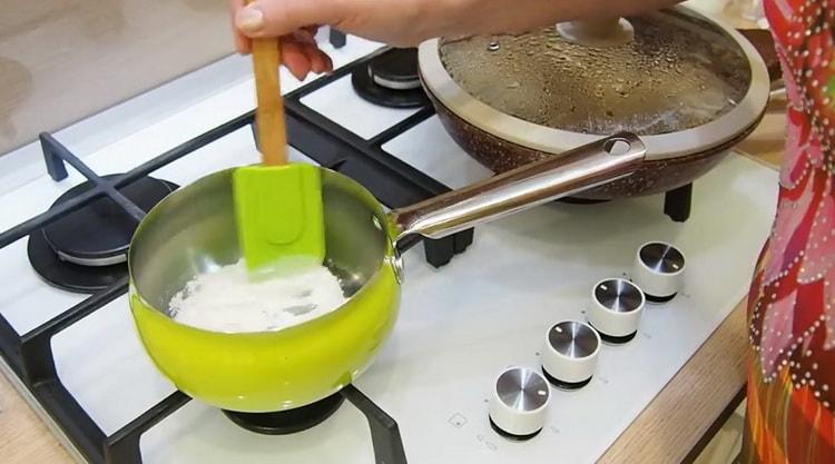 Пригответе соса, за да направите жулиен