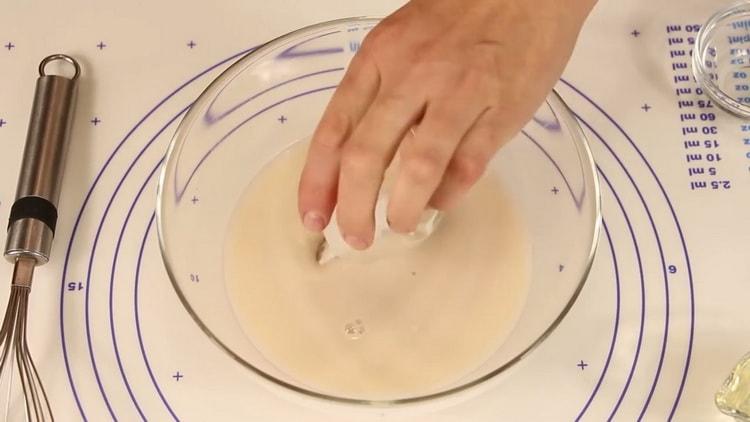 Pregătiți ingredientele pentru aluat.