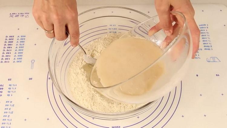 Amestecă ingredientele pentru a face aluatul.