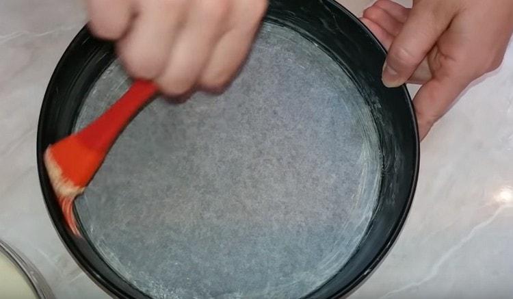 Pentru a coace o plăcintă dintr-un astfel de aluat, fundul formei trebuie acoperit cu pergament.