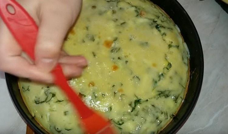 Ungeți tortul cu un amestec de lapte și ouă.