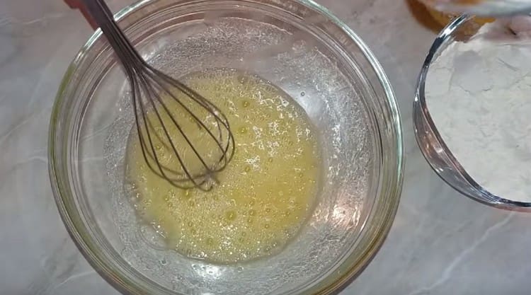 Bateți ouăle cu zahărul.