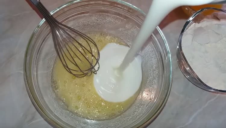 Adăugați kefir în masa ouălor.