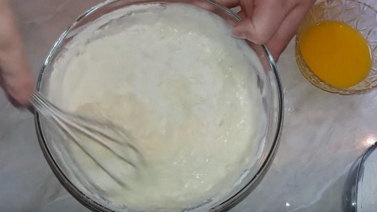 Amestecă aluatul.