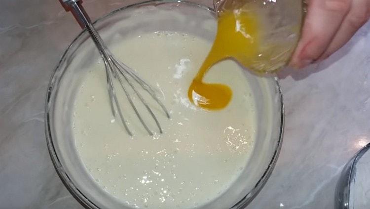 Adăugați unt în aluat.