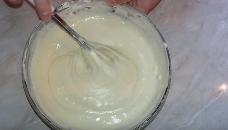 Adăugați făina rămasă și amestecați aluatul.