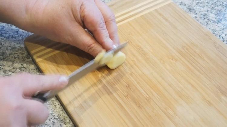 Pentru a face ceai, tăiați ghimbirul