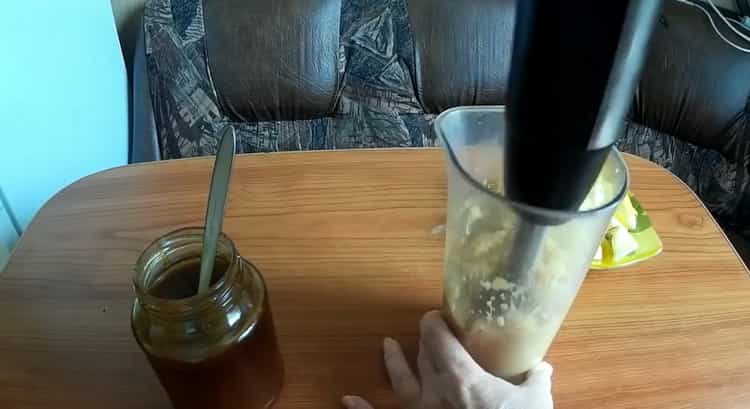 Amestecă ingredientele pentru a face amestecul.