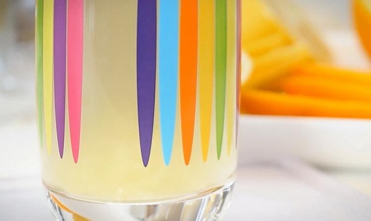 Untuk membuat teh, isi halia dengan air