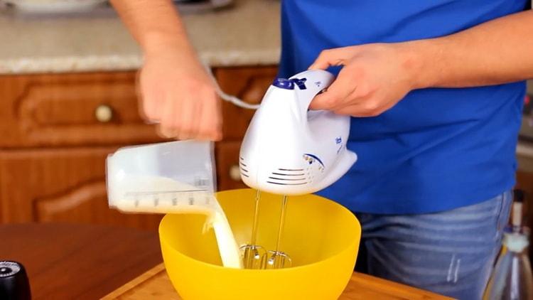 لجعل الحلوى ، إضافة الحليب