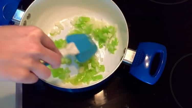 Para hacer lentejas, fríe el pimiento